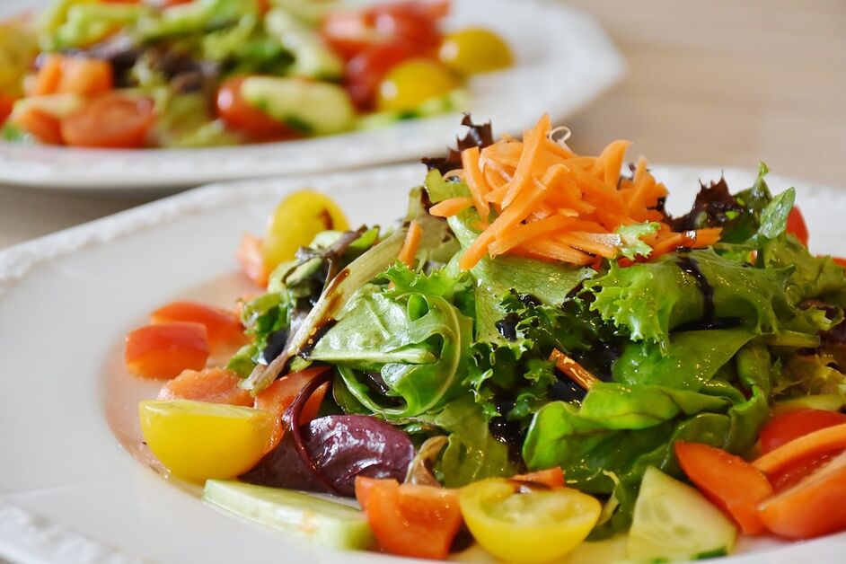 Salada de legumes com ervas para a dieta cetônica
