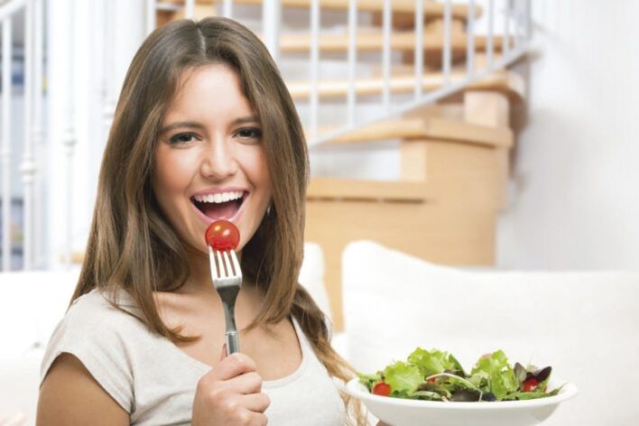 comer salada de vegetais em uma dieta favorita