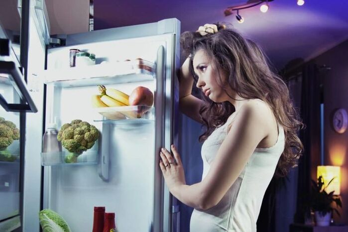 garota na geladeira enquanto segue sua dieta favorita