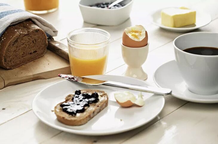 Torrada integral, um ovo e uma xícara de café - café da manhã em um menu dietético de 1. 500 calorias