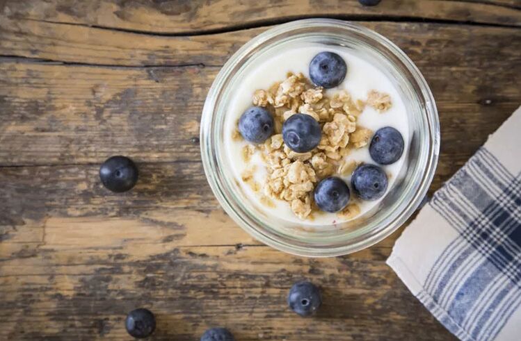 Uma xícara de aveia com frutas vermelhas ou nozes é um exemplo de café da manhã com baixas calorias